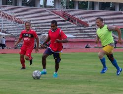Jalin Kebersamaan, Kapolresta Sidoarjo Ajak Pelajar Papua Sepak Bola