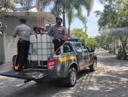 Personil Sat Samapta Polresta Mojokerto Lakukan Penyemprotan Disinfektan Fasum dan Pemukiman Cegah Penyebaran Covid – 19.