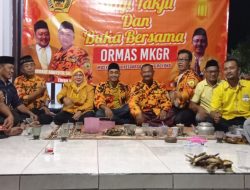 Barisan Jember Juara MKGR Giat Bakti Sosial Bagi bagi Takjil