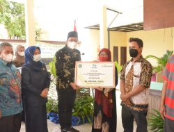 Bupati Sidoarjo Serahkan Bantuan Dampak Covid – 19 Untuk Warga Kelurahan