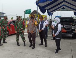 Kapolda Bersama Forkopimda Jawa Timur Melakukan Pengecekan Langsung Masyarakat yang Mudik dengan Memeriksa Surat-surat dari Perusahaan Maupun Surat Bebas Covid-19.