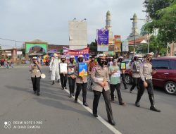 Bawa Keranda di giat CFD Alun alun kota Mojokerto, Satlantas Polresta Mojokerto Ingatkan Bahaya Covid-19.