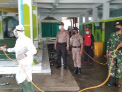 Relawan PMI Kabupaten Jember Semprotkan Desinfektan di Empat Lokasi di Sekitar Pondok Pesantren Bambu Kuning Tanggul.
