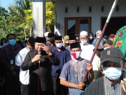 “Kang Yunus Banjarsumo” Telah Pergi, Isak Tangis Bupati Hendy Iringi Kepergian Almarhum Hingga Ke Liang Lahat