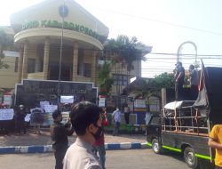 LSM Garda Wengker Gelar Aksi  di depan Kantor DPRD Ponorogo Terkait Kasus Sapi Keremen.
