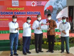 Bupati Sidoarjo Memberikan Piagam Untuk 20 Kali Pendonor Plasma Konvalesen