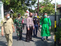 Tekan Penyebaran Covid-19, Polresta Mojokerto Semprotkan Desinfektan ke Rumah Warga yang Terpapar