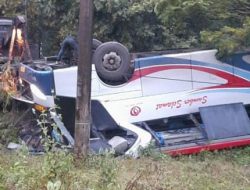 2 Bus Terlibat Laka dengan Tronton