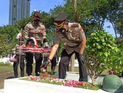 Momentum Hari Bhayangkara ke-75, Kapolda Jatim Ziarah ke TMP 10 November Surabaya