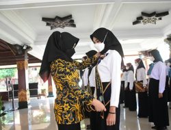 Bupati Ikfina Fahmawati mengukuhkan pengurus Forum Anak Majapahit Kabupaten Mojokerto periode 2021-2023.