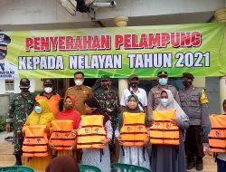 Pemkab Jember Bantu 6000 Pcs Baju Pelampung Masyarakat Desa Pesisir Selatan.