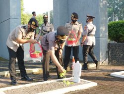Jelang Hari Bhayangkara Ke-75, Polresta Sidoarjo Ziarah Kemakam Pahlawan