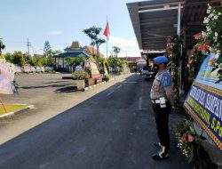 Halaman Polres Sampang Di Banjiri Ratusan Karangan Bunga Ucapan HUT Bhayangkara Ke-75