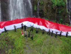 Hari Bhayangkara ke-75, Polres Lumajang Kibarkan Bendera Merah Putih Raksasa
