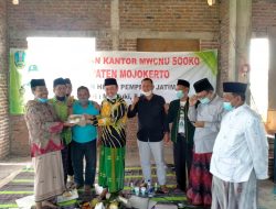 Anggota DPRD Jatim Masduki, Fraksi PKB Serahkan Tumpeng Pembangunan Kantor MWC NU Sooko Lantai II