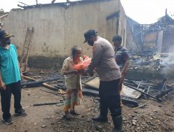 Kapolsek Mayang Iptu Bejul Nasution SH Beri Bantuan Sembako Korban Kebakaran.