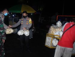 Cek PPKM di Jember, Kapolres Turun Patroli Jalan Kaki Borong Dagangan Kaki Lima