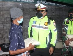 Minta Warga Patuh Aturan PPKM, Mobil Operasional Polisi Keliling Angkut Sembako
