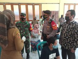 Bupati dr. Ikfina Tinjau Langsung Pelaksanaan Giat Vaksinasi Covid -19 di Desa Kedunglengkong.