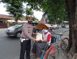 Bhakti Sosial PPKM Darurat, Satlantas Polres Jember Bagikan Sembako