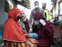 JEMPUT BOLA, AMBULANCE POLISI KELILING KAMPUNG DEMI VAKSINASI LANSIA.