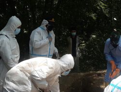 Kapolsek Mayang IPTU BEJUL NASUTION SH. Pelopori  Pemakaman Infeksius di Desa Tegalrejo, Mayang
