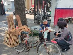 DAMPAK PANDEMI, KAKEK PENJUAL SAPU LIDI INI CURHAT SEPI PEMBELI. INI YANG DILAKUKAN POLISI