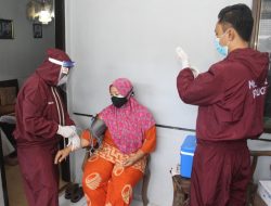 Cegah Kerumunan, Petugas Vaksinator Datangi Rumah Warga Tegal Besar ” Dor To Dor”