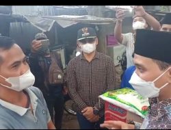 Wabup Gus Barra dan ASC Beri Bantuan Warung yang Terdampak PPKM Darurat Covid-19 di Sepanjang Pasar Kedungmaling Sooko.
