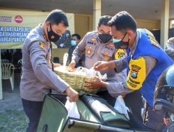BHABINKAMTIBMAS DIKERAHKAN, KAPOLRES JEMBER SERAHKAN DAGING KURBAN HINGGA KE PELOSOK DESA