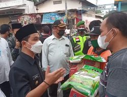 Gus Barra Sosialisasikan Aturan Baru PPKM Darurat Covid-19 Pada PKL Disepanjang Pasar Tanjungsari Dlanggu