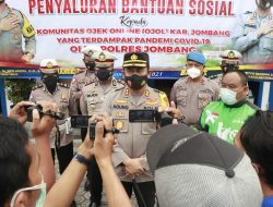 Kapolres Jombang Salurkan Bansos Kepada Komunitas Ojek Online