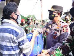 Panglima TNI dan Kapolri Sosialisasi Vaksin Keliling dan Serahkan Langsung Bansos ke Warga Jakarta