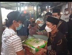 Bagi Bagi Sembako dan Sosialisasi PPKM di Pasar Kutorejo, Gus Barra Didampingi Putra Gubernur Jatim