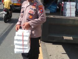 Kapolsek Mayang Bersama TNI bagi bagi Nasi Kotak.sekaligus Sosialisasi  untuk selalu memakai Masker.