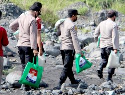 Seberangi Sungai Lahar Dingin Semeru, Kapolres Lumajang Salurkan Bansos Untuk Warga Terisolir