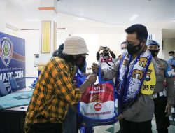 Kapolres Malang Salurkan Sembako ke Aremania di Stadion Kanjuruhan