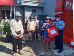 Bantu Warga Terdampak PPKM Darurat, Pegawai Lapas Klas IIA Jember Bagi Bansos.