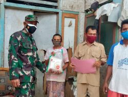 Babinsa Tegalwaru Berikan Bansos Warga Kurang Mampu Dampak Covid 19