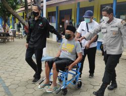 Kondisi Fisik tak Surutkan Semangat Kakek Suwadi Ikut Vaksinasi