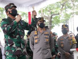 Cek Penggunaan Aplikasi Tracer Silacak, Panglima TNI dan Kabaharkam didampingi Forkopimda Jawa Timur