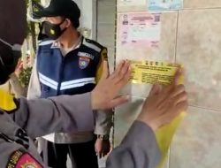 POLRESTA BANYUWANGI DAN 25 POLSEK JAJARAN MELAKSANAKAN PEMASANGAN STICKER CONTACT PERSON TRACER COVID 19