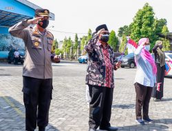 Kapolres Jombang bersama Buruh Kibarkan Bendera Merah Putih Sebagai Simbol Lawan Corona