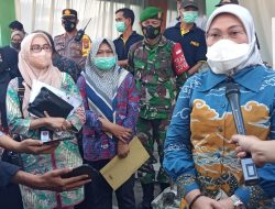 Menaker Serahkan bantuan di Kantor Desa Kedungmaling, Sooko