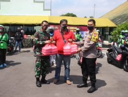 Polres Jember dan Kodim 0824 Jember Gandeng Komunitas Ojol Bagikan Makan Siang Pada Warga Isoman