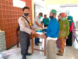 Polsek Mayang Membagikan Beras Kepada Masyarakat Yang Terdampak Pandemi Covid – 19 di Wilayah Kec. Mayang