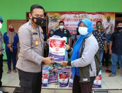 Kapolres Jombang Salurkan Ratusan paket Sembako Kepada Buruh dan Pekerja Seni Tradisional