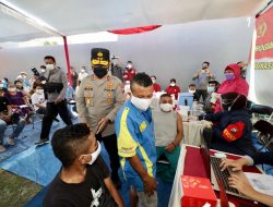 Polda Jatim Melaksanakan Vaksinasi komunitas masyarakat Papua di Surabaya