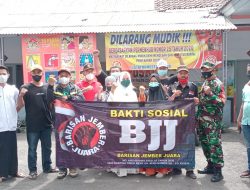 Kades Gumuksari dan Barisan Jember Juara Berbagi Masker Di Jumat Barokah