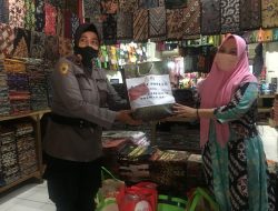Jelang Hari Jadi Ke-73, Polwan Polres Bangkalan Salurkan 250 Paket Sembako Untuk Pelaku UMKM Batik